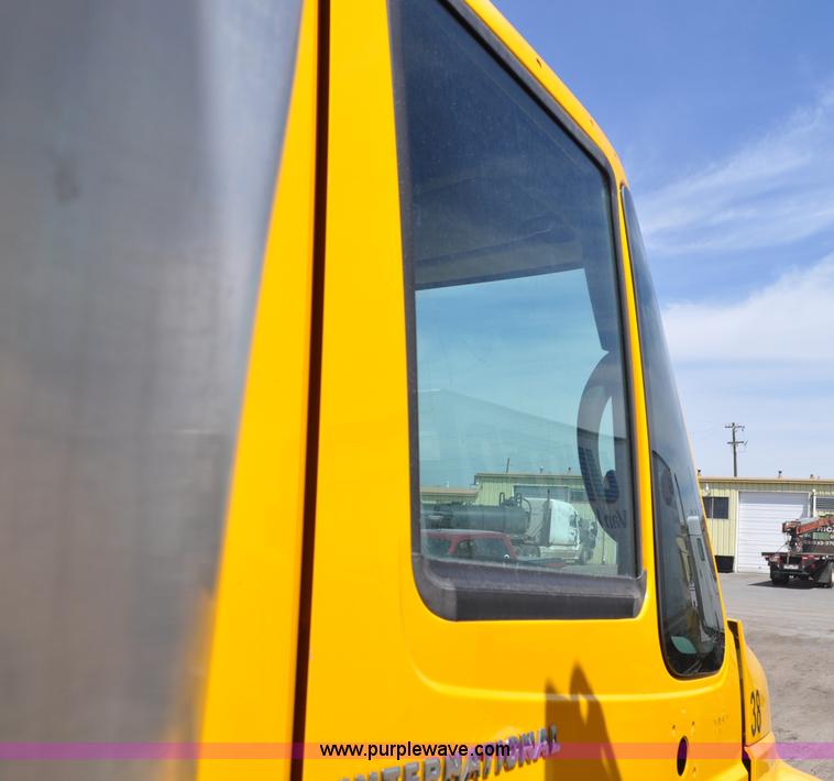 image for item G6459 2004 International DuraStar 4300 box truck