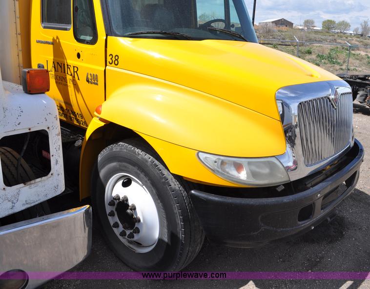image for item G6459 2004 International DuraStar 4300 box truck