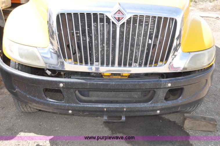 image for item G6459 2004 International DuraStar 4300 box truck