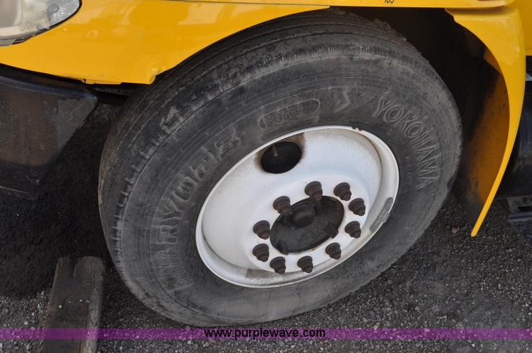 image for item G6459 2004 International DuraStar 4300 box truck