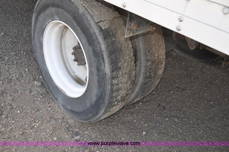 image for item G6459 2004 International DuraStar 4300 box truck