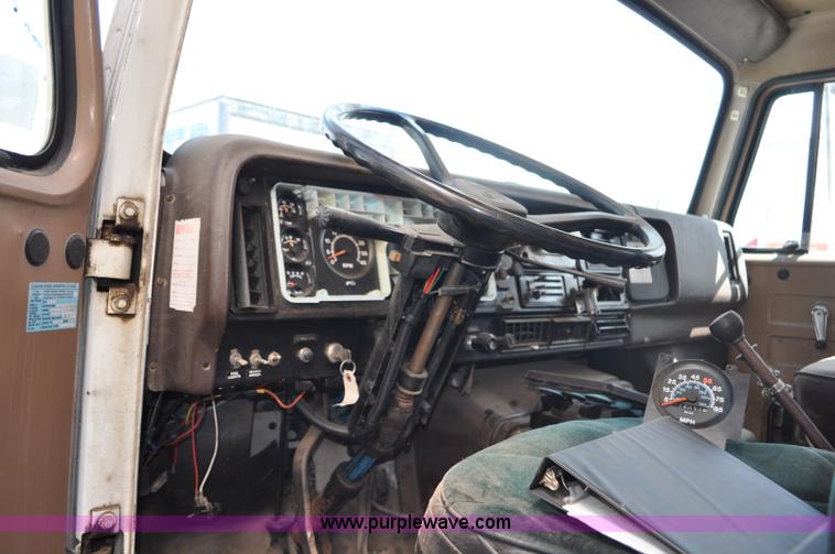 image for item G6460 1986 International 2375 box truck