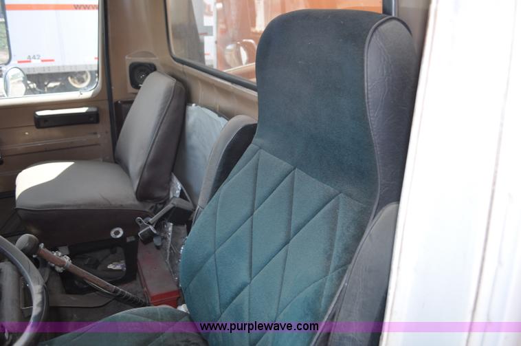 image for item G6460 1986 International 2375 box truck