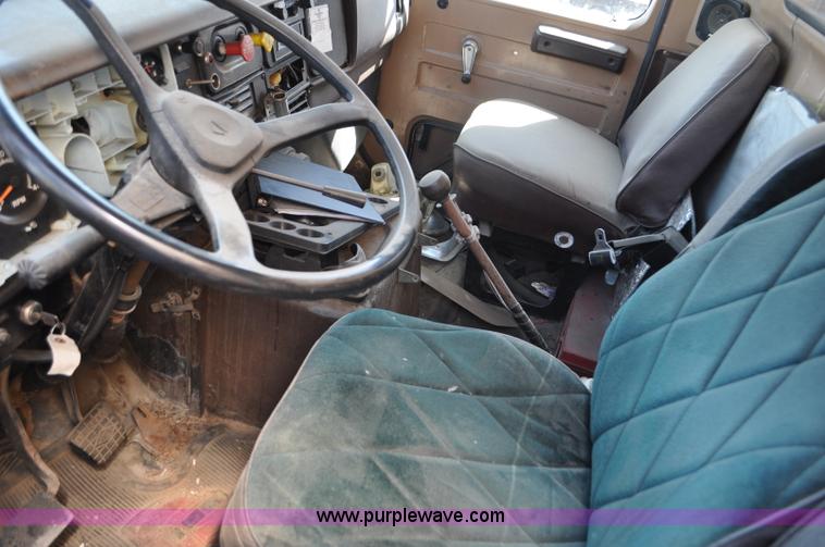 image for item G6460 1986 International 2375 box truck