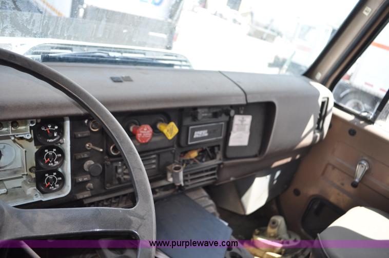 image for item G6460 1986 International 2375 box truck