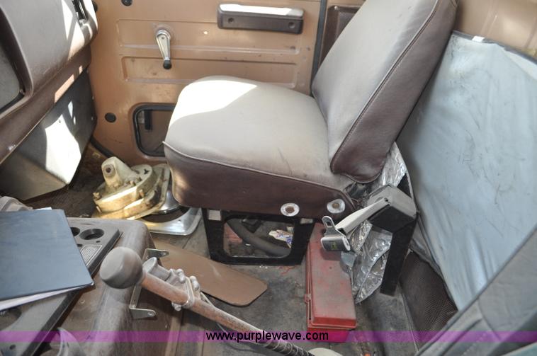 image for item G6460 1986 International 2375 box truck