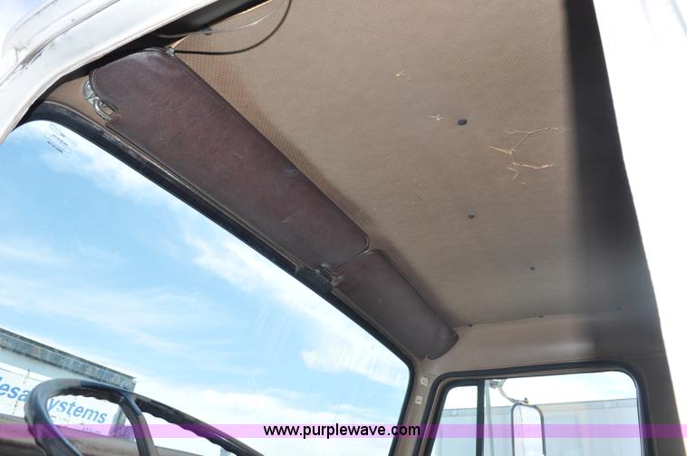 image for item G6460 1986 International 2375 box truck