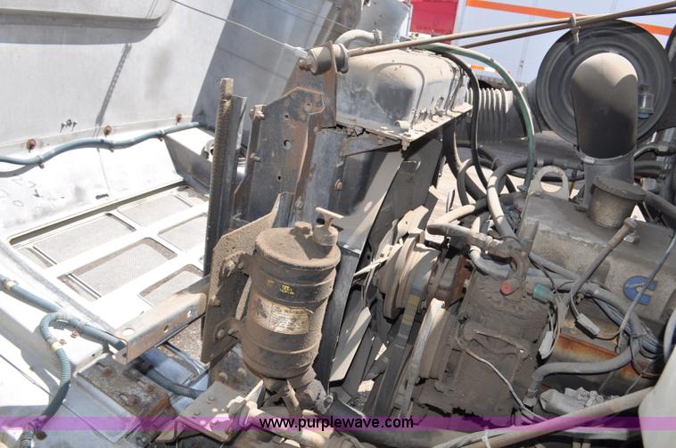 image for item G6460 1986 International 2375 box truck