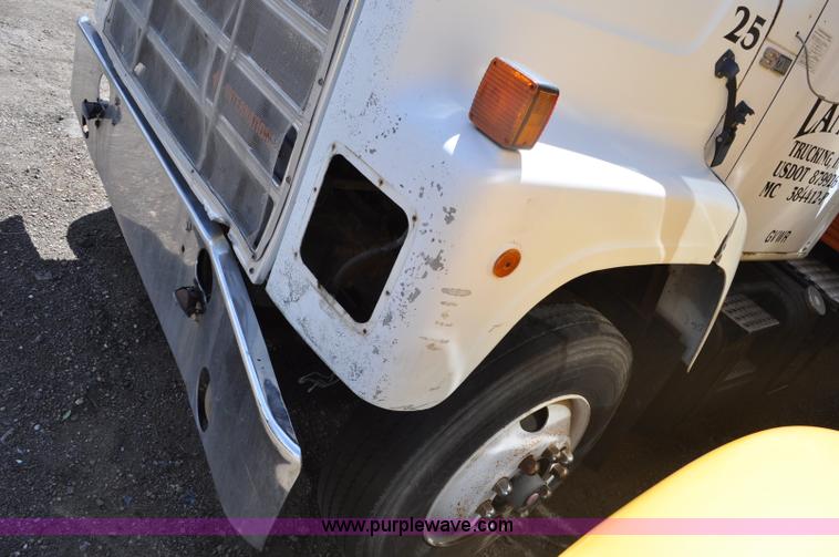 image for item G6460 1986 International 2375 box truck