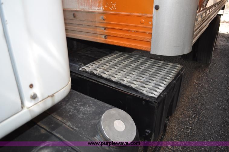 image for item G6460 1986 International 2375 box truck