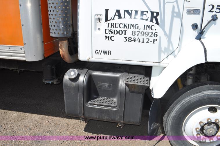 image for item G6460 1986 International 2375 box truck