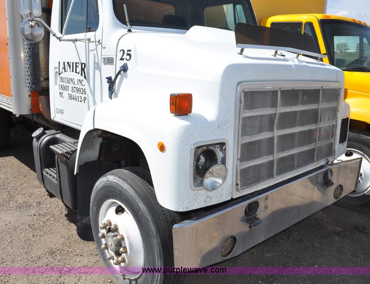 image for item G6460 1986 International 2375 box truck