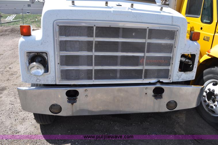 image for item G6460 1986 International 2375 box truck