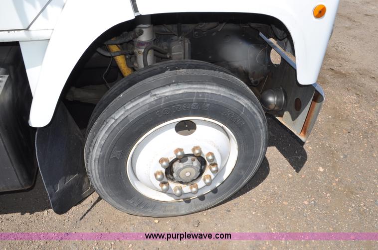 image for item G6460 1986 International 2375 box truck