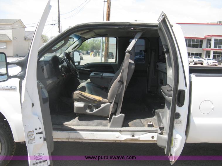 image for item G8334 2005 Ford F250 Super Duty XL SuperCab pickup truck