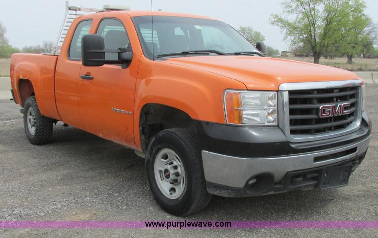 image for item G8352 2008 GMC Sierra 2500HD Ext. Cab pickup truck