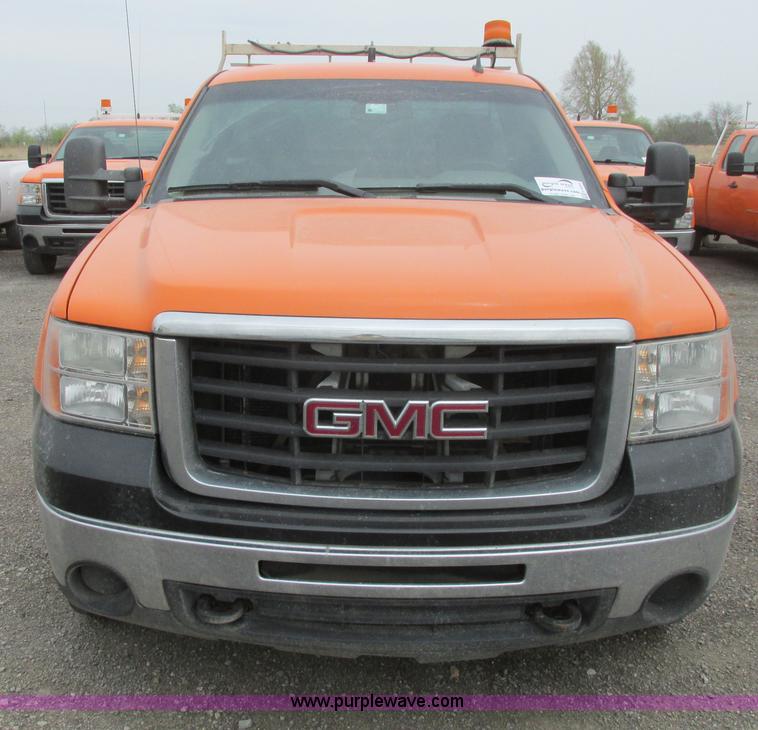 image for item G8354 2008 GMC Sierra 2500HD pickup truck