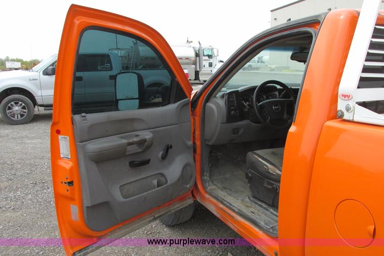 image for item G8354 2008 GMC Sierra 2500HD pickup truck