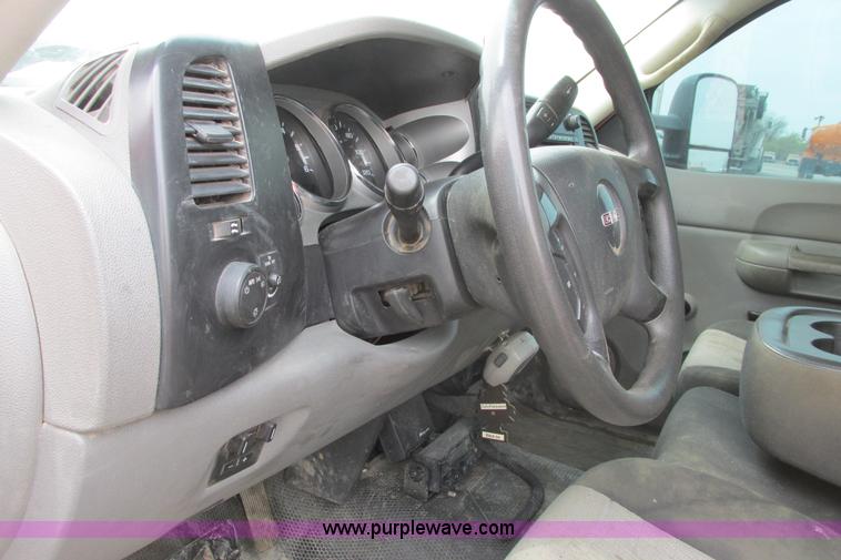 image for item G8354 2008 GMC Sierra 2500HD pickup truck