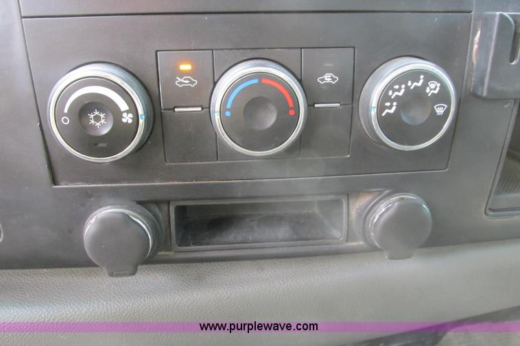 image for item G8354 2008 GMC Sierra 2500HD pickup truck