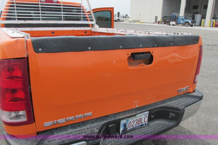 image for item G8354 2008 GMC Sierra 2500HD pickup truck