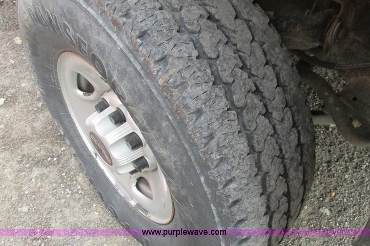 image for item G8354 2008 GMC Sierra 2500HD pickup truck