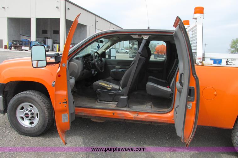 image for item G8355 2009 GMC Sierra 2500HD Ext. Cab pickup truck