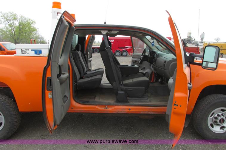 image for item G8355 2009 GMC Sierra 2500HD Ext. Cab pickup truck