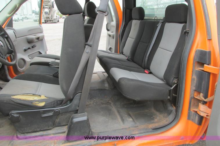 image for item G8355 2009 GMC Sierra 2500HD Ext. Cab pickup truck