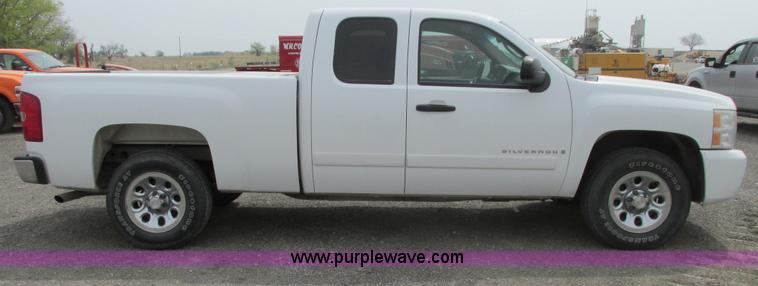 image for item G8356 2008 Chevrolet Silverado 1500 LT pickup truck