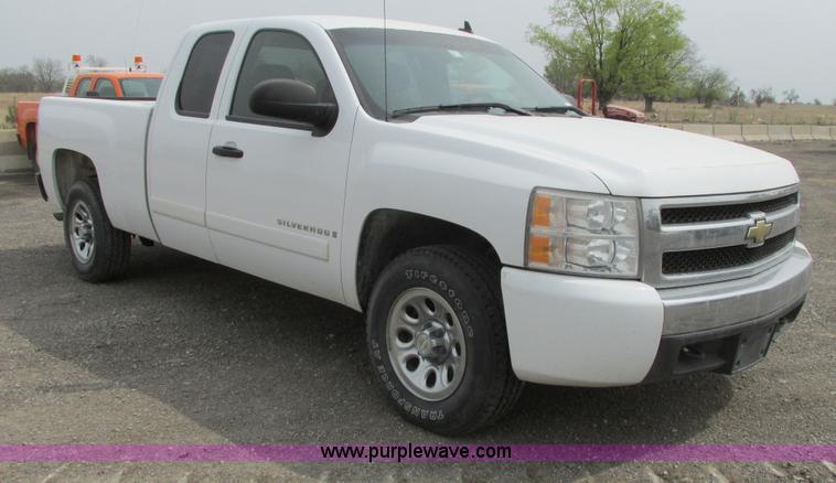 image for item G8356 2008 Chevrolet Silverado 1500 LT pickup truck