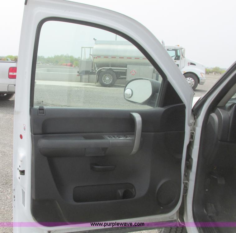 image for item G8356 2008 Chevrolet Silverado 1500 LT pickup truck