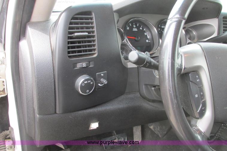 image for item G8356 2008 Chevrolet Silverado 1500 LT pickup truck