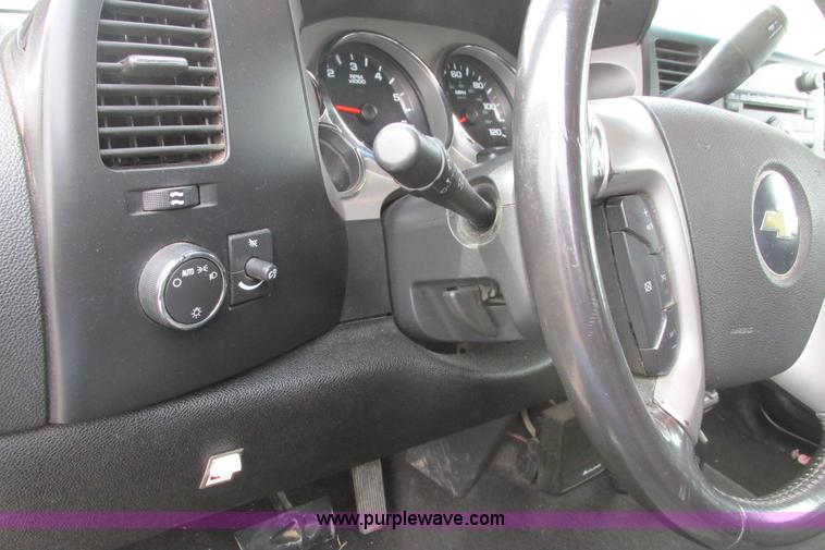 image for item G8356 2008 Chevrolet Silverado 1500 LT pickup truck