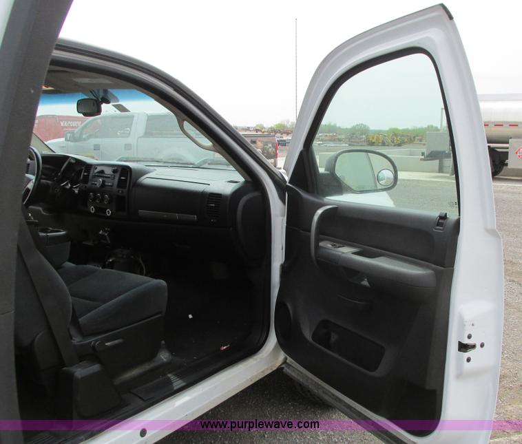 image for item G8356 2008 Chevrolet Silverado 1500 LT pickup truck