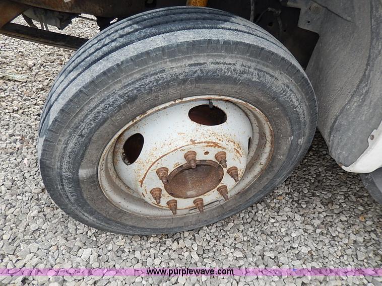 image for item H1398 2000 Ford F450 Super Duty XL flatbed truck