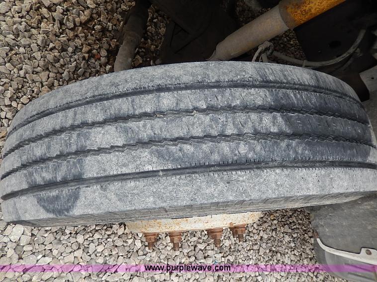 image for item H1398 2000 Ford F450 Super Duty XL flatbed truck