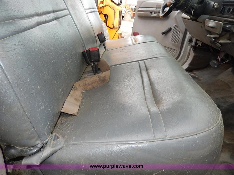 image for item H1398 2000 Ford F450 Super Duty XL flatbed truck