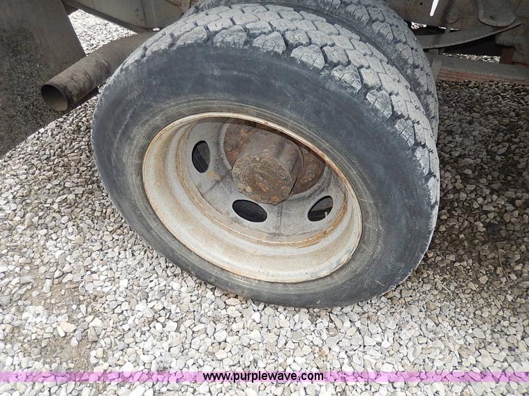 image for item H1398 2000 Ford F450 Super Duty XL flatbed truck