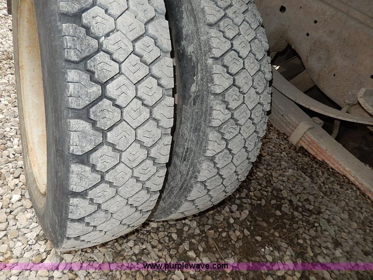 image for item H1398 2000 Ford F450 Super Duty XL flatbed truck