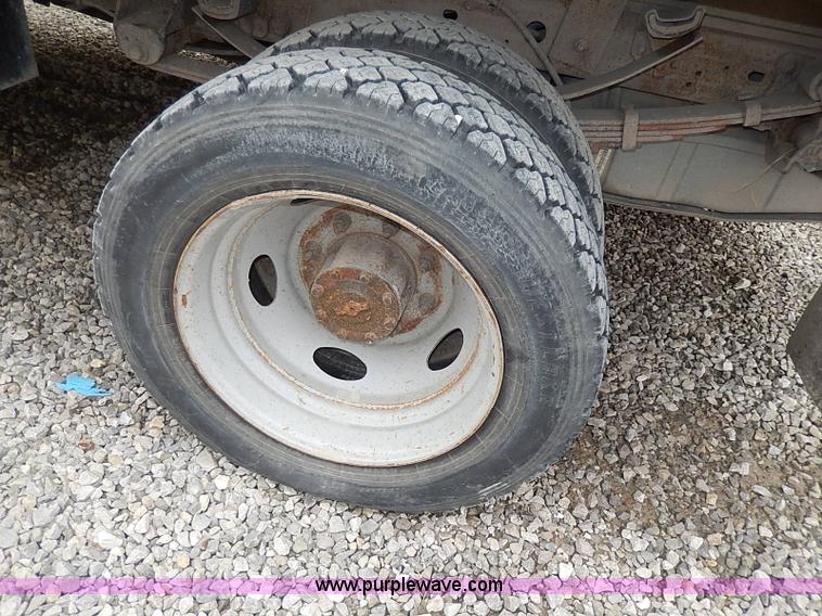 image for item H1398 2000 Ford F450 Super Duty XL flatbed truck