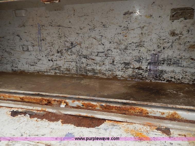 image for item H1398 2000 Ford F450 Super Duty XL flatbed truck