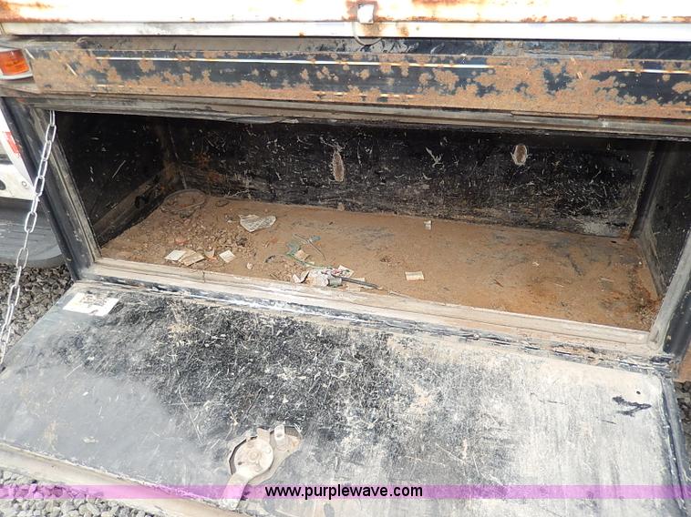 image for item H1398 2000 Ford F450 Super Duty XL flatbed truck