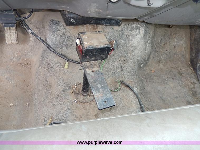 image for item H1401 1999 Ford F250 Super Duty XL utility truck