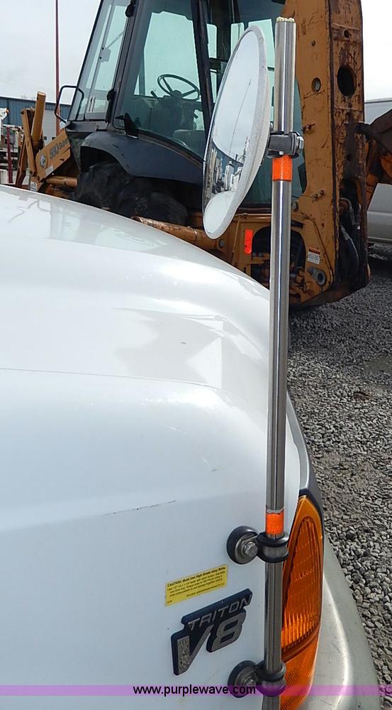 image for item H1401 1999 Ford F250 Super Duty XL utility truck