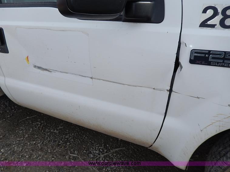 image for item H1401 1999 Ford F250 Super Duty XL utility truck