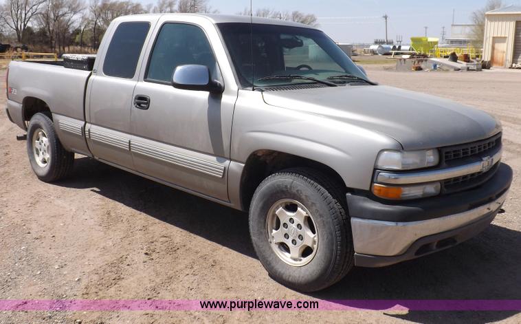 image for item H1945 2002 Chevrolet Silverado 1500 LS Ext. Cab pickup truck