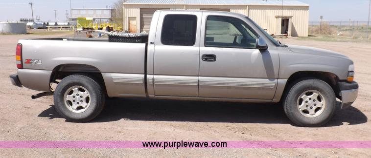 image for item H1945 2002 Chevrolet Silverado 1500 LS Ext. Cab pickup truck