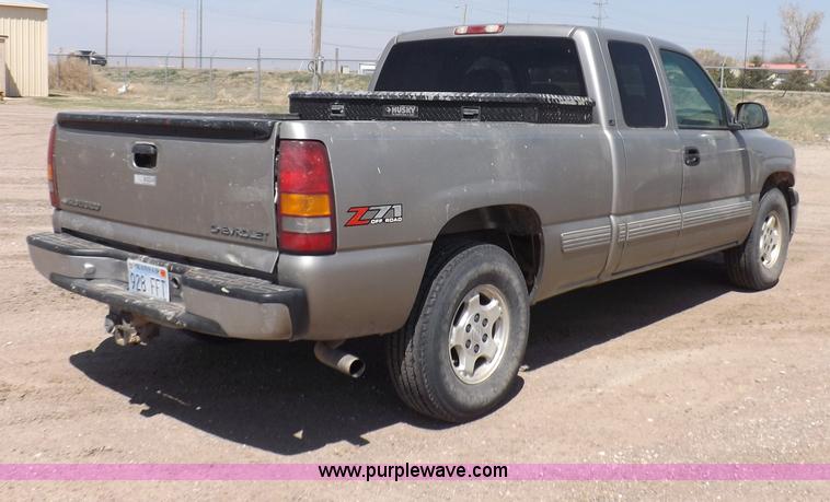 image for item H1945 2002 Chevrolet Silverado 1500 LS Ext. Cab pickup truck