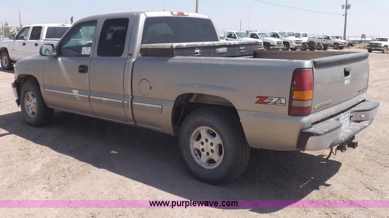 image for item H1945 2002 Chevrolet Silverado 1500 LS Ext. Cab pickup truck